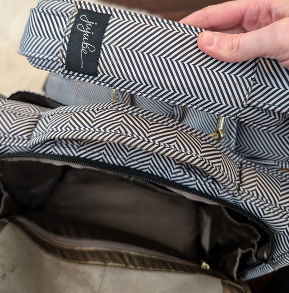 Jujube BFF Chromatics Black and White Chevron Diaper Breast Pump Bag Backpack - Picture 4 of 12